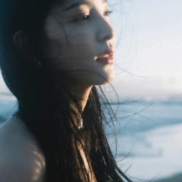 在深渊里凝视她